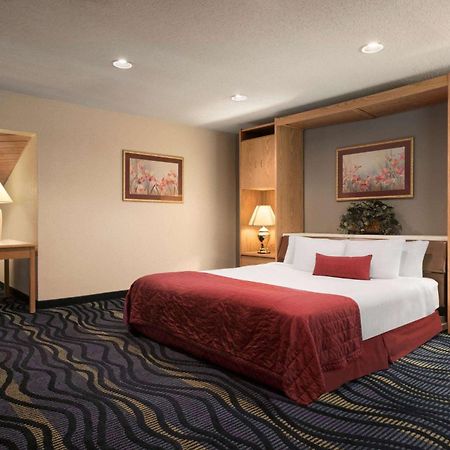 Baymont By Wyndham Logan Hotel Exterior photo