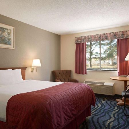 Baymont By Wyndham Logan Hotel Exterior photo