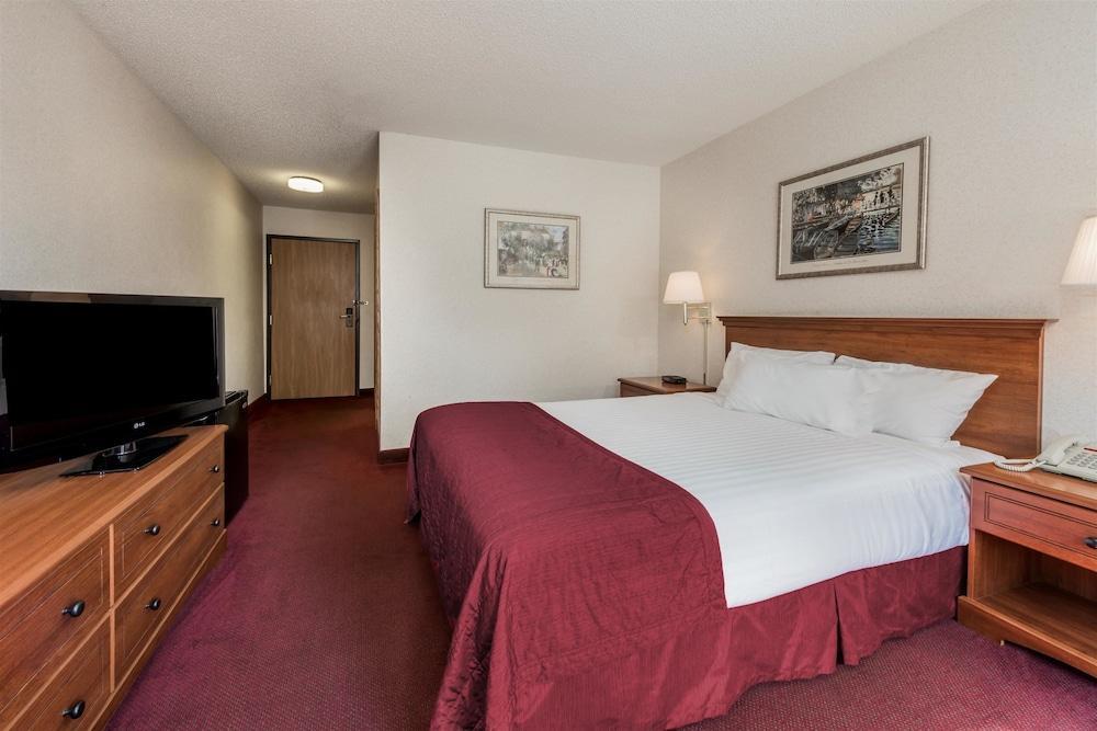 Baymont By Wyndham Logan Hotel Exterior photo