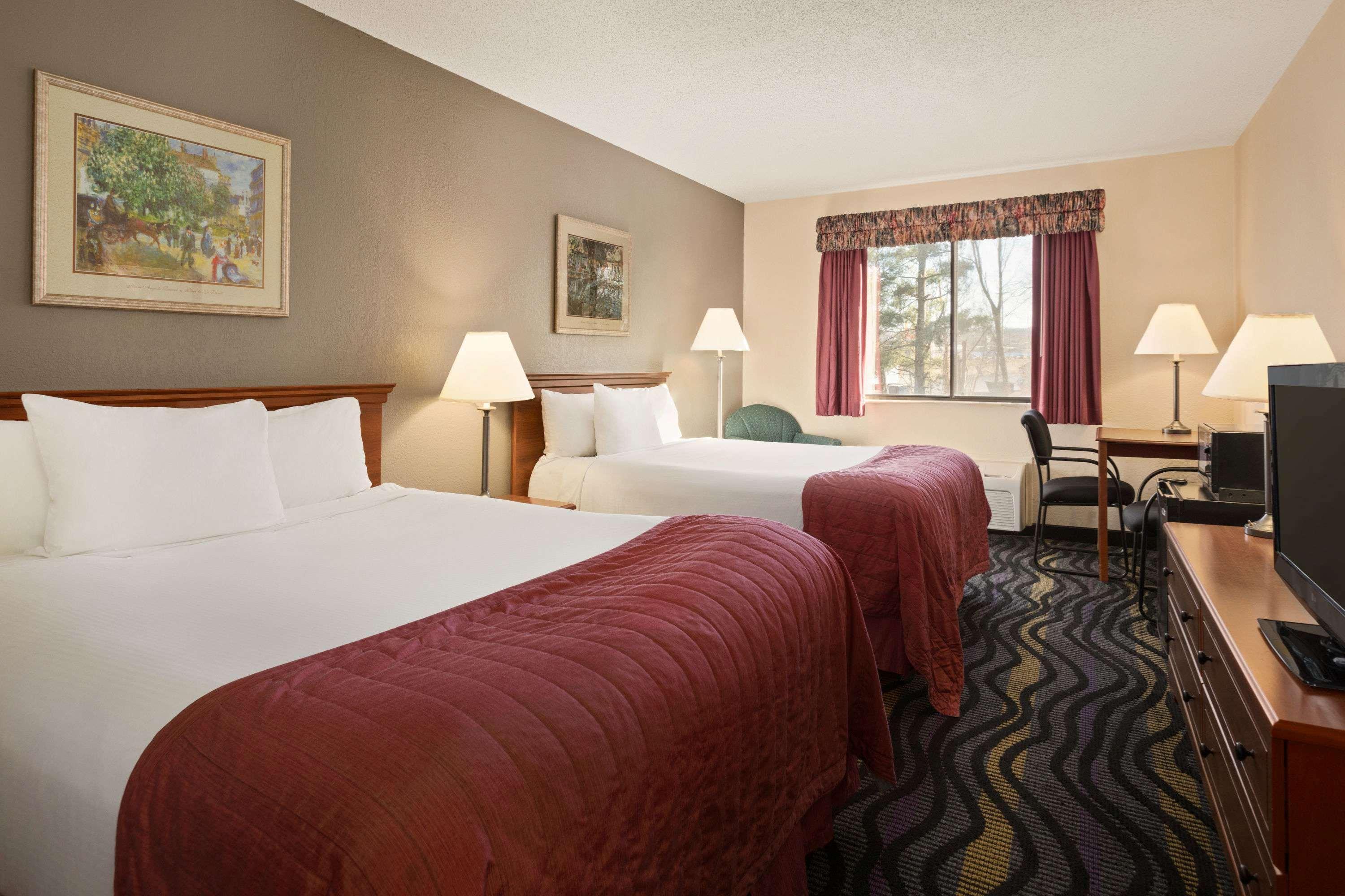 Baymont By Wyndham Logan Hotel Exterior photo